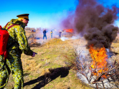 Второй день тренировок: астраханское село спасли от надвигающегося пожара