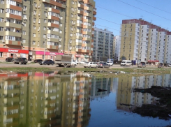 В Астрахани начали устранять две легендарные коммунальные аварии