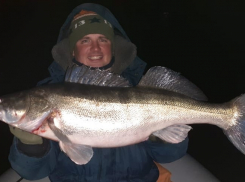 Астраханец рассказал, как выловил огромную рыбу