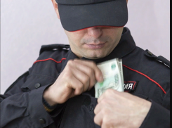 В Астрахани участкового подозревают в вымогательстве 1,2 миллиона рублей