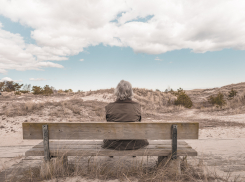 Пенсионерка из Астрахани потеряла деньги от продажи квартиры после одного звонка