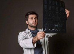 Астраханцу распилили и собрали челюсть после падения с третьего этажа 