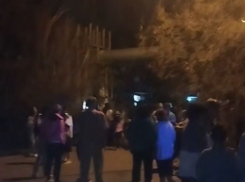 Люди в панике покидают квартиры: в Астрахани в многоэтажке обнаружили трещину