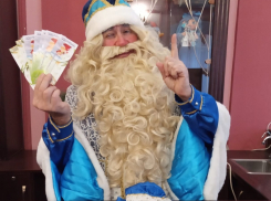 Астраханский Дед Мороз рассказал о самом необычном поздравлении, любви и показал, кто у него живет вместо оленей