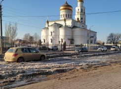 Наледь сделала астраханский микрорайон Бабаевского опасным местом