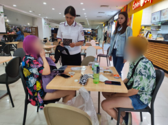 Астраханская полиция ловила подростков-нарушителей комендантского часа