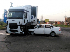 Четыре астраханца пострадали в ДТП с грузовиком 