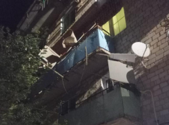В Астраханской области обрушился балкон квартиры, пострадали двое