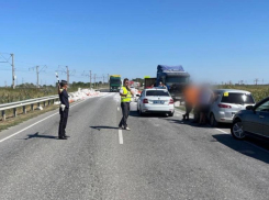 Дорога в газоблоках: авария под Астраханью привела к затруднению автодвижения