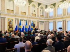 Выдающихся астраханцев наградили по случаю Дня Конституции России