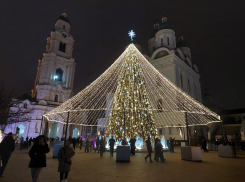Когда зажгут огни одной из самых красивых елок Астрахани