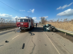 В Астрахани в пожарную машину влетела женщина на иномарке, в покореженном металле труп