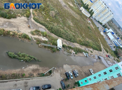 Дети микрорайона Бабаевского развлекаются в канализационной луже