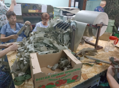 В Астраханской области волонтеры изготовили 130 масксетей на самодельном аппарате