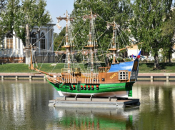Исторический фрегат «Орел» пришвартовался в Варвациевском канале Астрахани