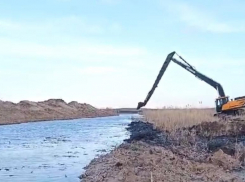 В двух районах Астраханской области возобновили расчистку водных объектов