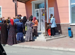 В Астрахани у МФЦ произошло столпотворение