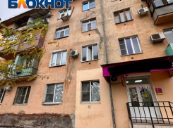 Соседи обрушившейся в Астрахани многоэтажки боятся, что из-за трещины рухнет и их дом 