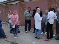 В Астрахани жильцы дома по улице Савушкина боятся, что их дом провалится под землю 