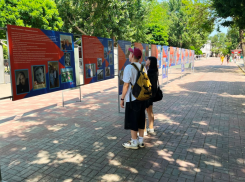 В сердце Астрахани открыли фотовыставку «Трудовых династий»