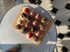 Сладкий подарок с сюрпризом: почему букеты из клубники в шоколаде становятся популярнее цветов