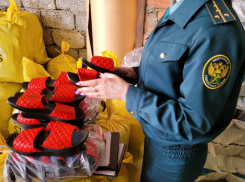 Свыше 30 000 пар небезопасной обуви перехватили астраханские таможенники