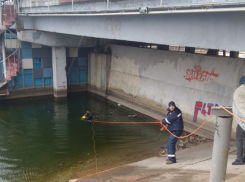 В Астрахани из реки Кутум достали мужчину, утонувшего в прошлом месяце