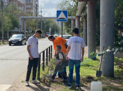 В Астрахани у дорог продолжают устанавливать изображения мальчика-пешехода