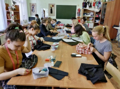 Астраханские преподаватели и студенты изготавливают изделия для бойцов СВО