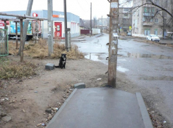Астраханцы пожаловались на изъяны нового тротуара в переулке Универсальный
