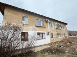 В селе под Астраханью на жилых домах обнаружили признаки аварийности