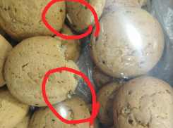 Астраханец купил печенье с червями