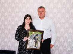 Игорь Бабушкин сфотографировался с мобилизованным и вручил снимок его жене 