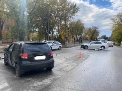 В Астрахани на улице Безжонова случилось тройное ДТП с пострадавшими