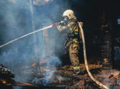 В Астрахани на улице Славянской сгорел дом площадью 90 кв. м 