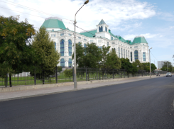 В Астрахани Коммунистическую улицу покрыли разноцветной плиткой на 95%