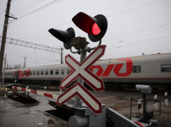 В Астрахани ночью ограничат автодвижение через железнодорожный переезд