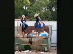 Астраханские дети крутили сальто в бункере для мусора 