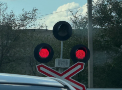 На севере Астраханской области временно закроют железнодорожный переезд