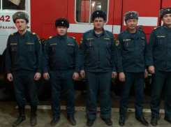 Астраханские пожарные за один день спасли женщину, кота и стаю попугаев