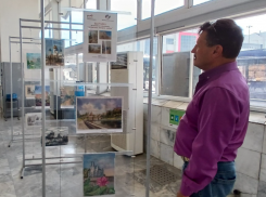 Выставку художественных работ открыли на железнодорожном вокзале ко Дню города Астрахани