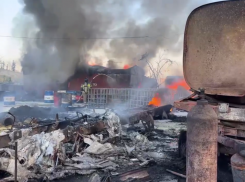 Горели дома, машины и сухая трава: в Астрахани за день потушили 44 пожара