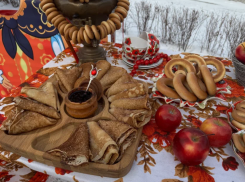 Астраханцев позвали встречать весну с блинами и скоморохами на площадь Ленина