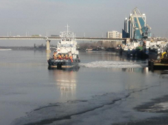 В Астрахани из реки Волги достали 650 килограммов нефтепродуктов