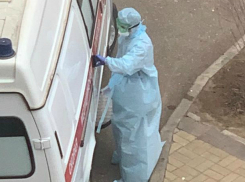 В Астрахани врачи скорой помощи приехали на вызов в спецодежде