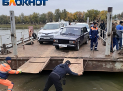 Жители Красноярского района под Астраханью вручную перетаскивают паром на другой берег
