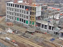 В одном из самых крупных районов Астрахани строят школу на тысячу мест