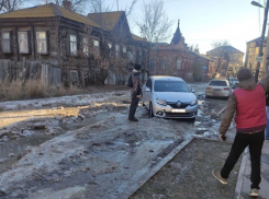 В центре Астрахани автомобиль застрял в ледяных глыбах