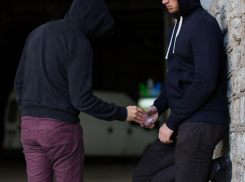 Астраханца подозревают в продаже килограмма наркотических веществ несовершеннолетнему