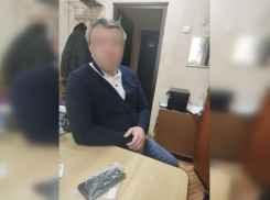 Астраханец столкнулся с грабителем в подъезде и остался без денег и телефона